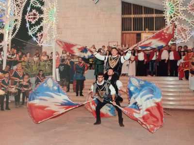 Dal 2013 � stato ideato anche un ulteriore corteo, di carattere pi� medievale, con tanto di sbandieratori, armigeri e rulli di tamburi che racconta le vicissitudini legate alle apparizioni di Michele che diedero origine al culto circa 1500 anni fa sul Gargano